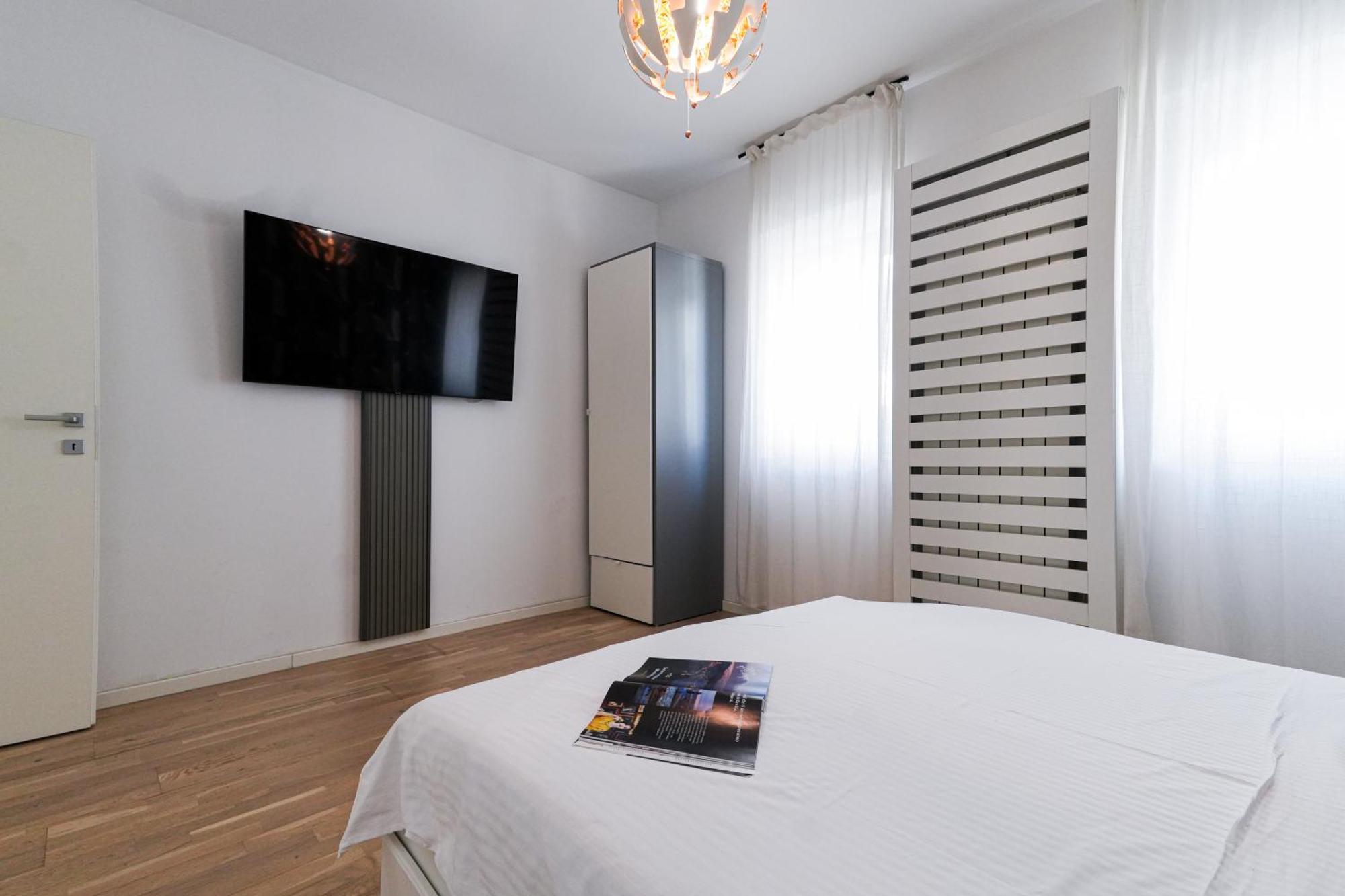Maria - Modern Apartment With Parking And Workspace Bukares Bagian luar foto