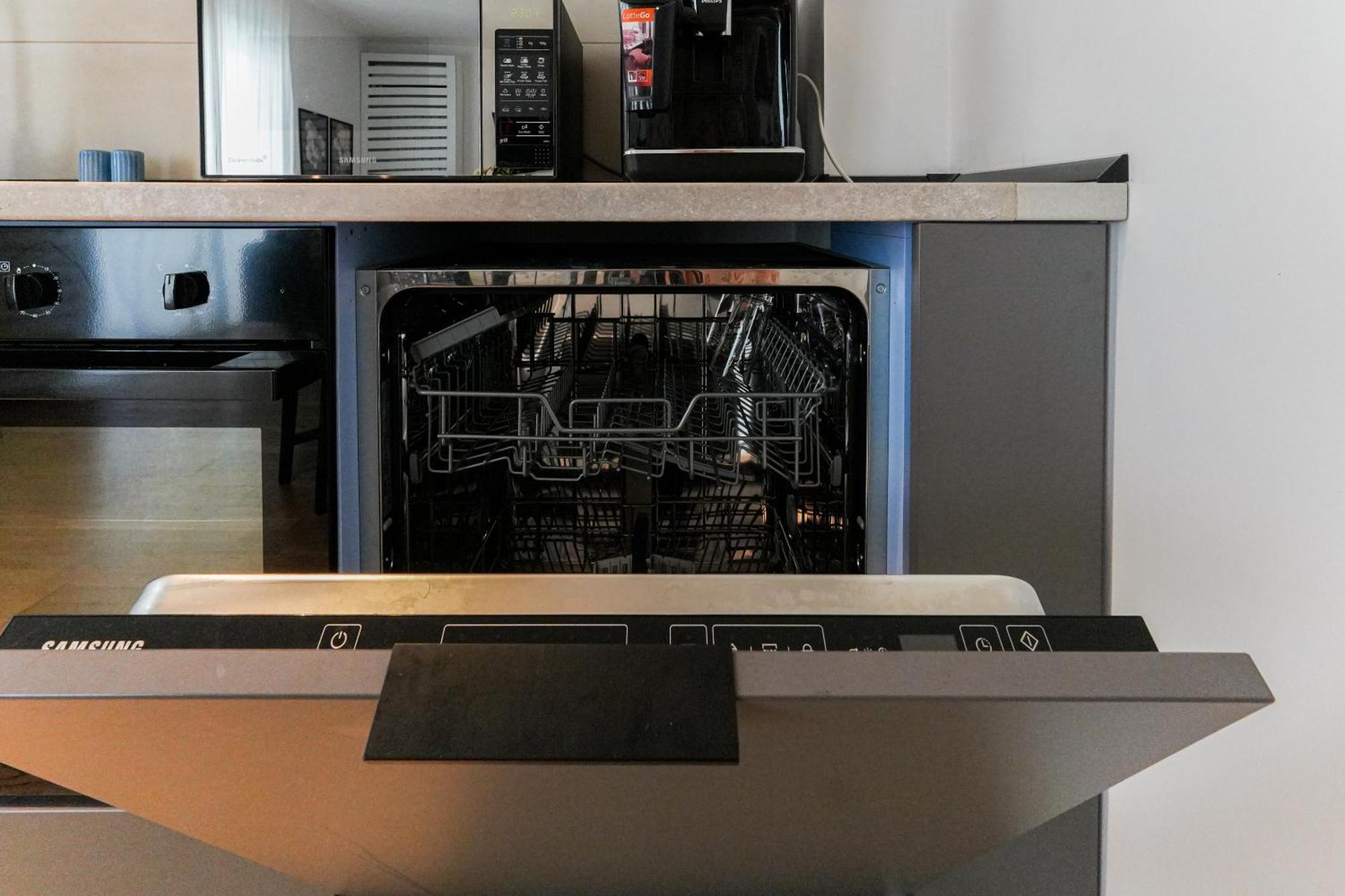 Maria - Modern Apartment With Parking And Workspace Bukares Bagian luar foto